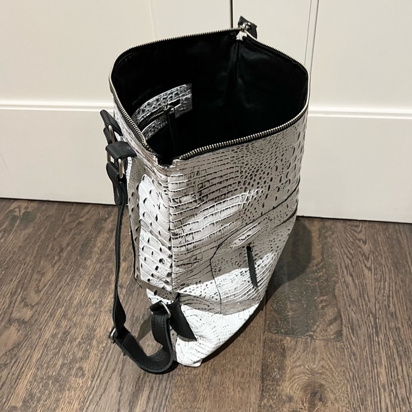 Polonia Cruz Leather Bag / Backpack. White With Black - Picture 14 of 15